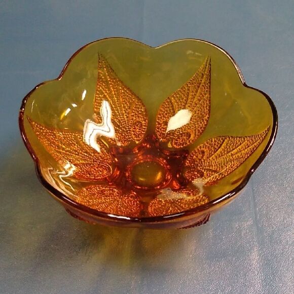 Vintage Indiana Glass Amber Leaf Pattern Decorative Bowl Scalloped Edge - Picture 1 of 7